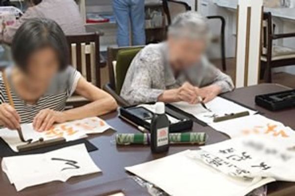 書道を楽しむ様子の多目的室