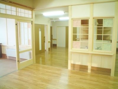 明るい共用ラウンジ