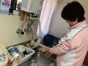 食器を洗うスタッフの様子