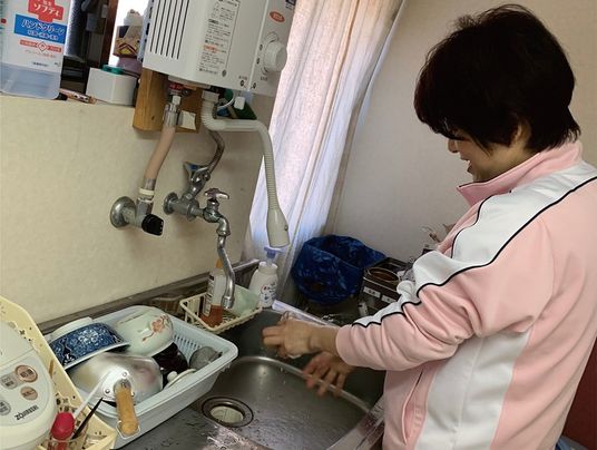 食器を洗うスタッフの様子