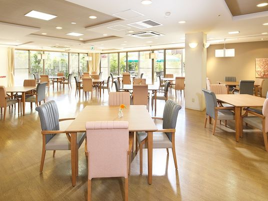 明るく広々としたダイニング