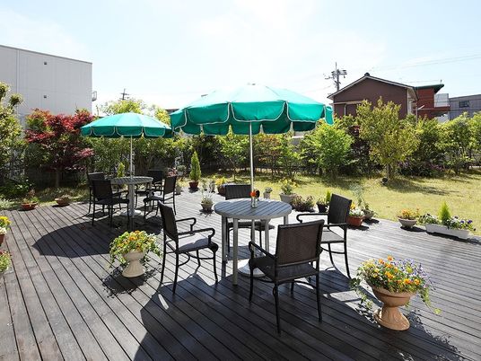 緑豊かな庭の憩いスペース