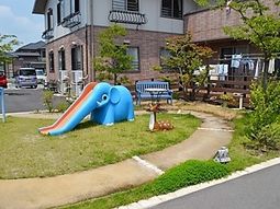 ゾウの滑り台がある庭