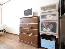 居室の収納家具とテレビ