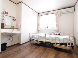 明るい個室の居室