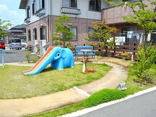 遊具のある中庭  