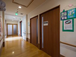 明るく清潔な廊下