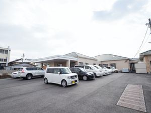 広々とした施設駐車場