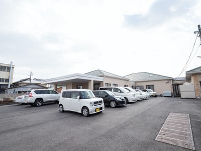広々とした施設駐車場