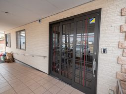 エントランスの鉄格子付きドア