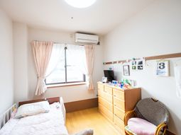 明るい居室の様子