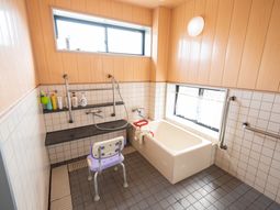 清潔な浴室と介護用風呂椅子