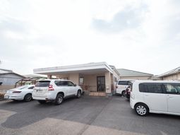 広々駐車場のある建物