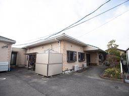 広々とした建物の外観