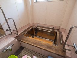 バリアフリー設計の浴室