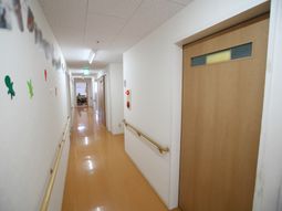 明るい廊下とドア