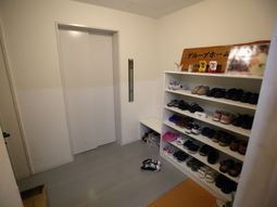 靴ラックとエレベーター