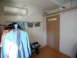 明るい個室の居室