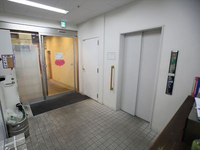 廊下とエレベーターの風景