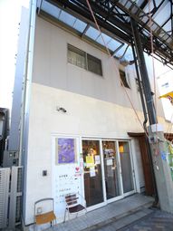 都会にあるビルの外観