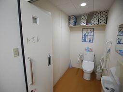 清潔なトイレの一室