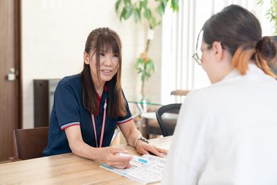 笑顔で話すスタッフ