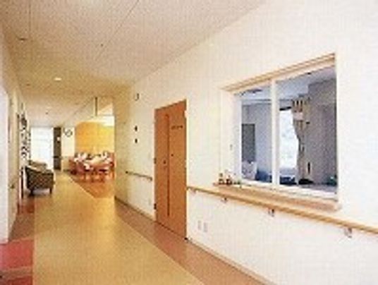 明るい廊下と部屋の一部
