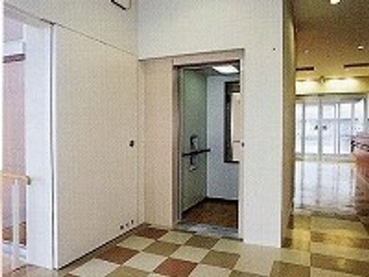 明るい通路とドア