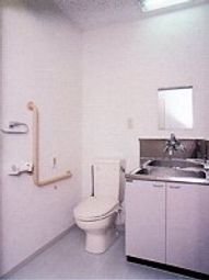明るい清潔なトイレ空間