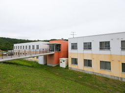 緑に囲まれた建物全体像