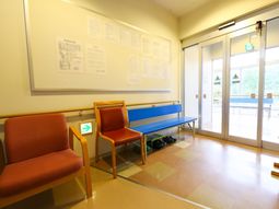 待合室の椅子と掲示物