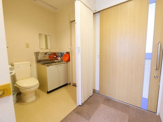 居室のキッチンとトイレ