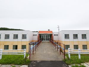 明るい外観の入り口