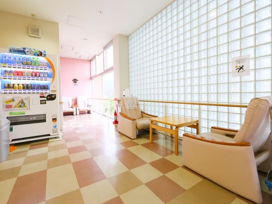 休憩スペースと自動販売機