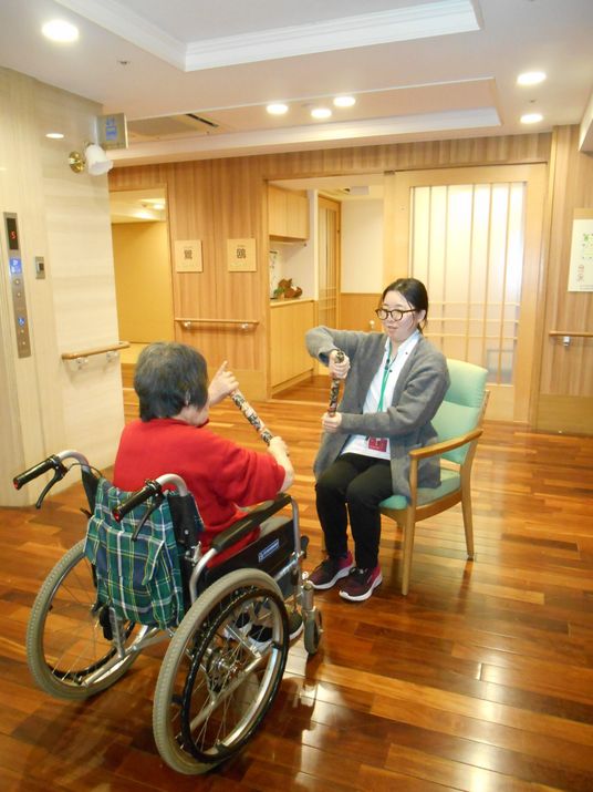 人が集う木製の床