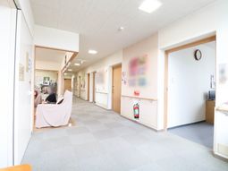 明るい廊下とラウンジ