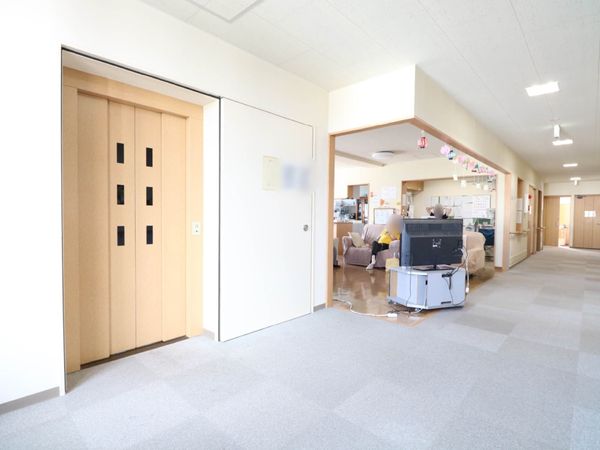 明るい廊下とリビング