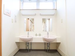 清潔な二つの洗面台