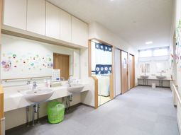 清潔な洗面台と廊下