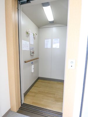 バリアフリー設計のエレベーター