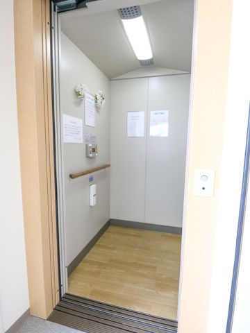 バリアフリー設計のエレベーター