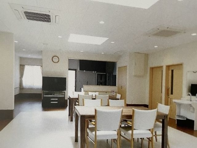 広々としたダイニングルーム ダイニングルーム 自然光がたっぷり差し込む広々とした空間で、リラックスしながら食事を楽しめます。