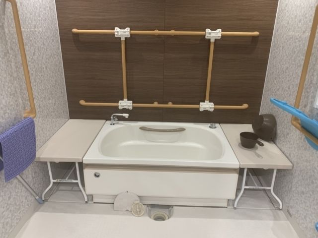 安心感のある浴室 浴室 手すりが設置されているので、安全に入浴をサポートします。清潔で機能的な環境を提供しています。