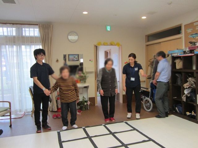 活動中の様子、機能訓練室 機能訓練室 自然光が入る明るい空間で、皆さんが楽しめるアクティビティが行われています。