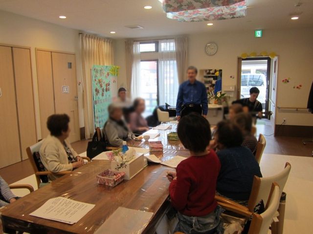 温かい交流の部屋 多目的室 日差しが差し込む快適な空間で、利用者同士が和やかに過ごす様子が見られます。アットホームな雰囲気です。