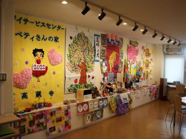作品が並ぶ展示室 多目的室   壁いっぱいに手作り作品が飾られ、行事の雰囲気が伝わる明るい空間です。利用者さんの創作活動や展示に活用できそうです。