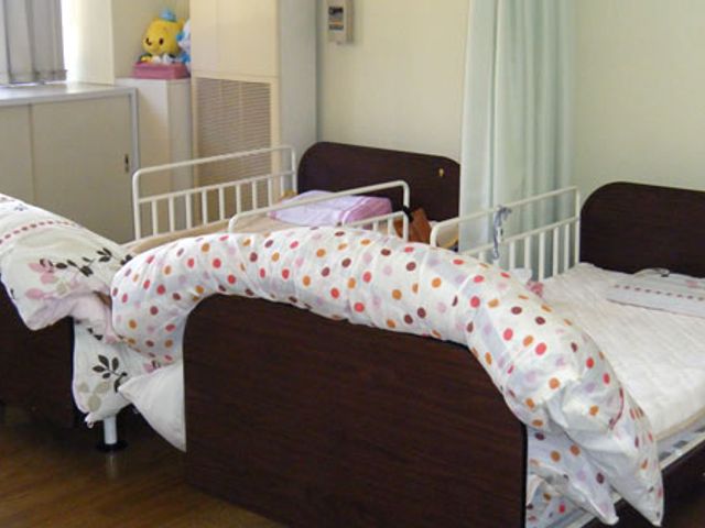 ベッドのある居室 居室 自然光が差し込む居室です。ベッドは快適に過ごせるよう設置されています。