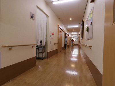 廊下に人物と手すり