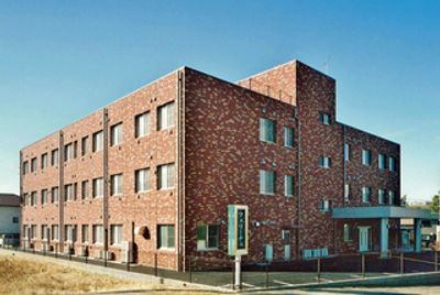 落ち着いた外観の建物