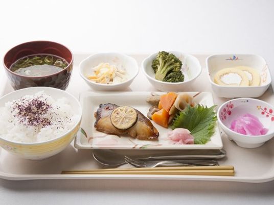 和風の盛り付けられた食事